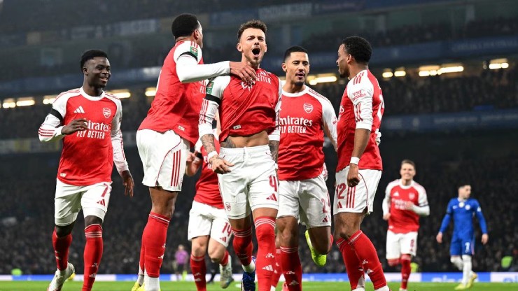 Arsenal có thể hưởng lợi từ derby Manchester