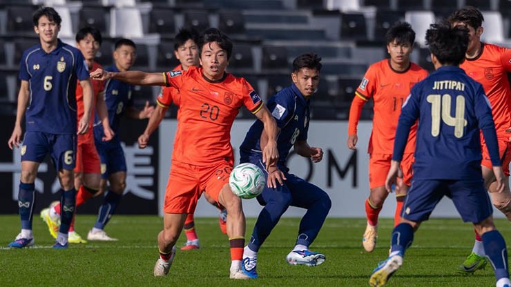U23 Thái Lan (áo xanh) không thể đánh bại U23 Trung Quốc