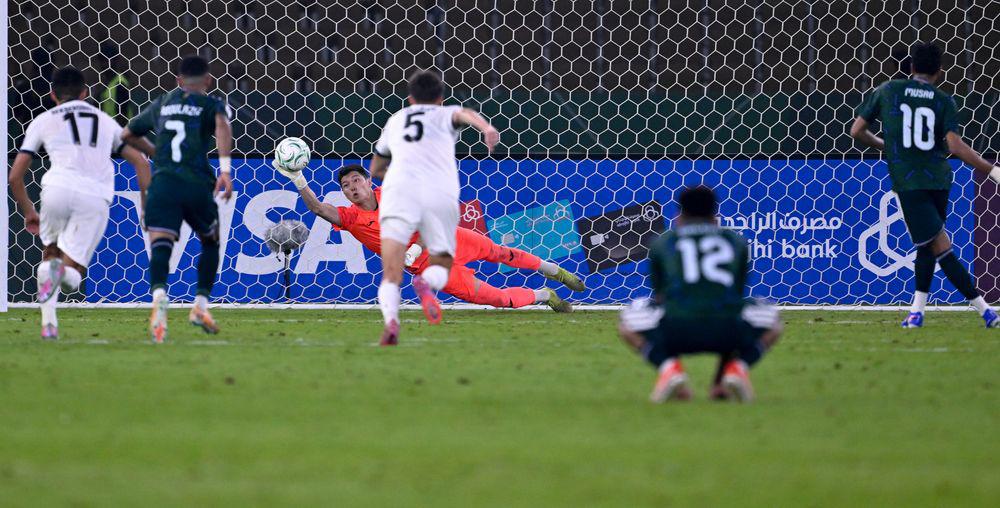 Thủ thành Nurlanberkov đẩy được phạt đền của U23 Saudi Arabia