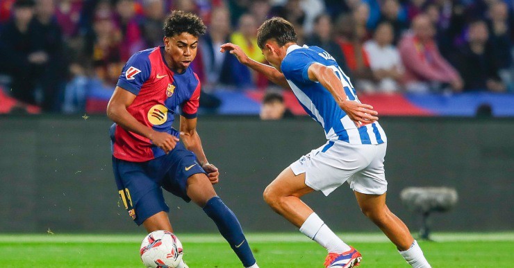 Barca (áo đỏ sẫm) được đánh giá cao hơn hẳn Espanyol