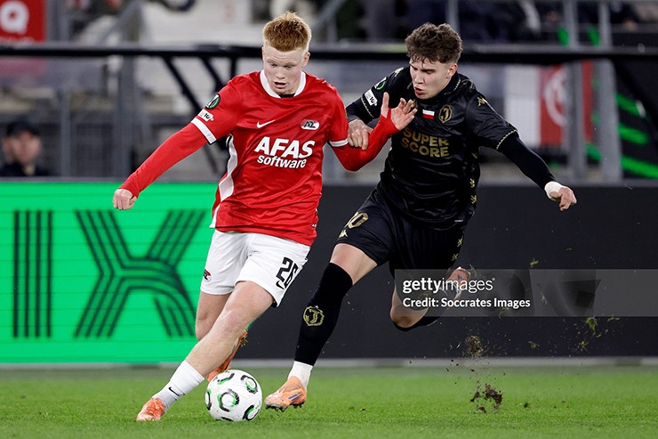 Tiền vệ 20 tuổi Kees Smit đang thi đấu cho AZ Alkmaar và được nhiều ông lớn châu Âu theo đuổi