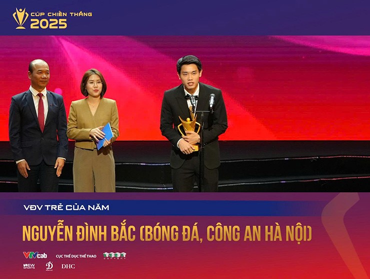 Đình Bắc nhận giải VĐV trẻ cùa năm (Ảnh: FB Cúp Chiến Thắng)