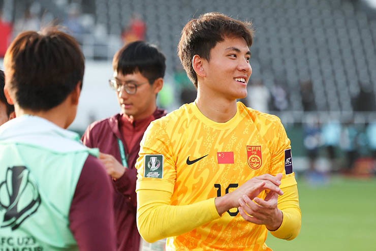 U23 Trung Quốc oằn mình chống đỡ trước U23 Uzbekistan, thủ môn Li Hao chói sáng - 1