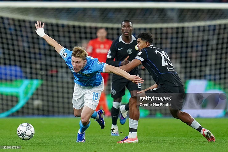 Napoli (áo xanh) gặp khó trước Chelsea