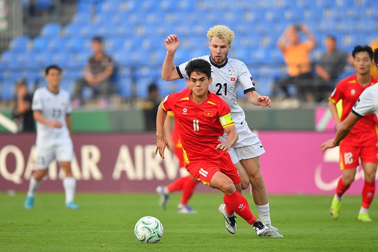 Dàn cầu thủ U23 Kyrgyzstan có thể hình tốt hơn gây ra nhiều khó khăn cho các cầu thủ U23 Việt Nam