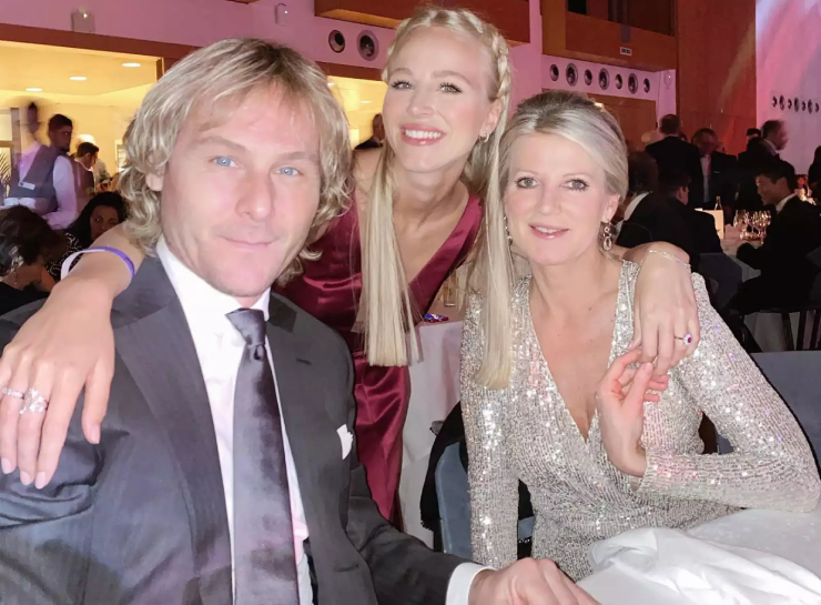 Ivana (giữa) là con gái của huyền thoại bóng đá Pavel Nedved