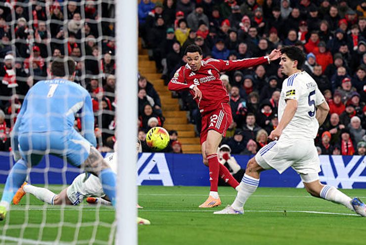 Ekitike 3 lần gây ra sóng gió cho Leeds trong hiệp 1