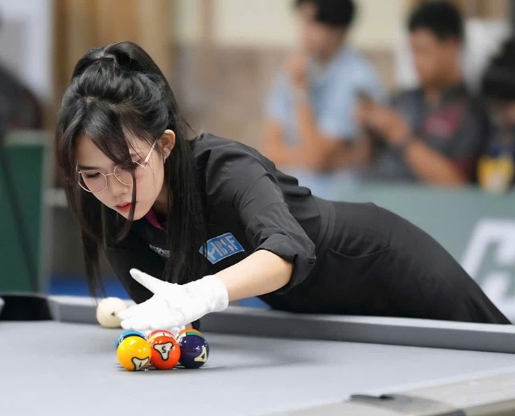 Quỳnh Kiera là nữ trọng tài bi-a ở nhiều giải đấu lớn trong nước và quốc tế