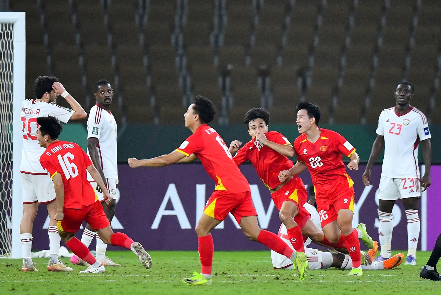 Trong 2 hiệp phụ, U23 Việt Nam chơi tốt hơn khi có được bàn nâng tỷ số lên 3-2 nhờ công của Minh Phúc. Ngoài ra, hàng thủ U23 Việt Nam cũng chơi chắc chắn hơn để không cho U23 UAE ghi thêm bàn nào.&nbsp;