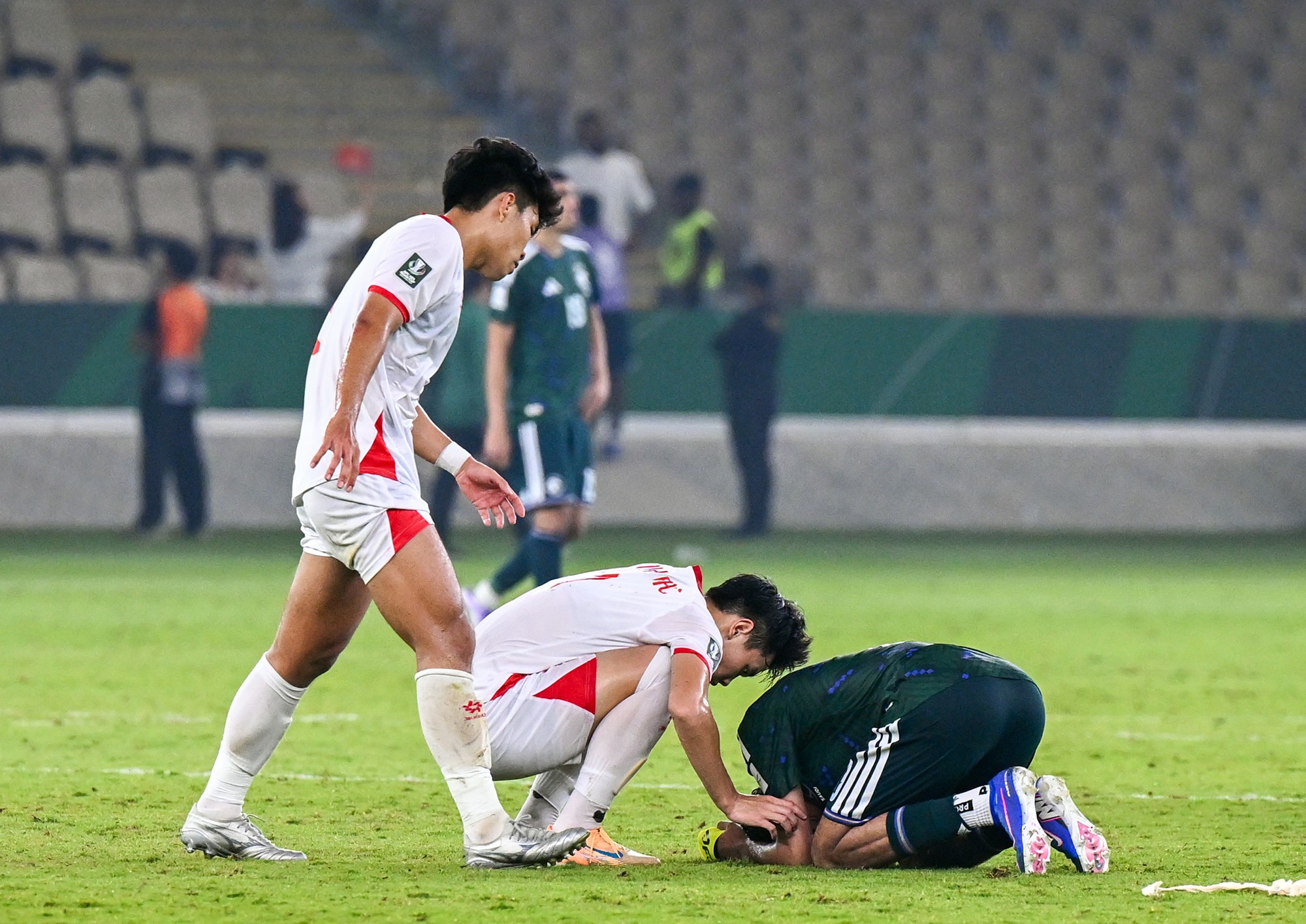 Đình Bắc, Lý Đức động viên cầu thủ chủ nhà sau khi U23 Saudi Arabia chính thức sớm nói lời chia tay giải.&nbsp;
