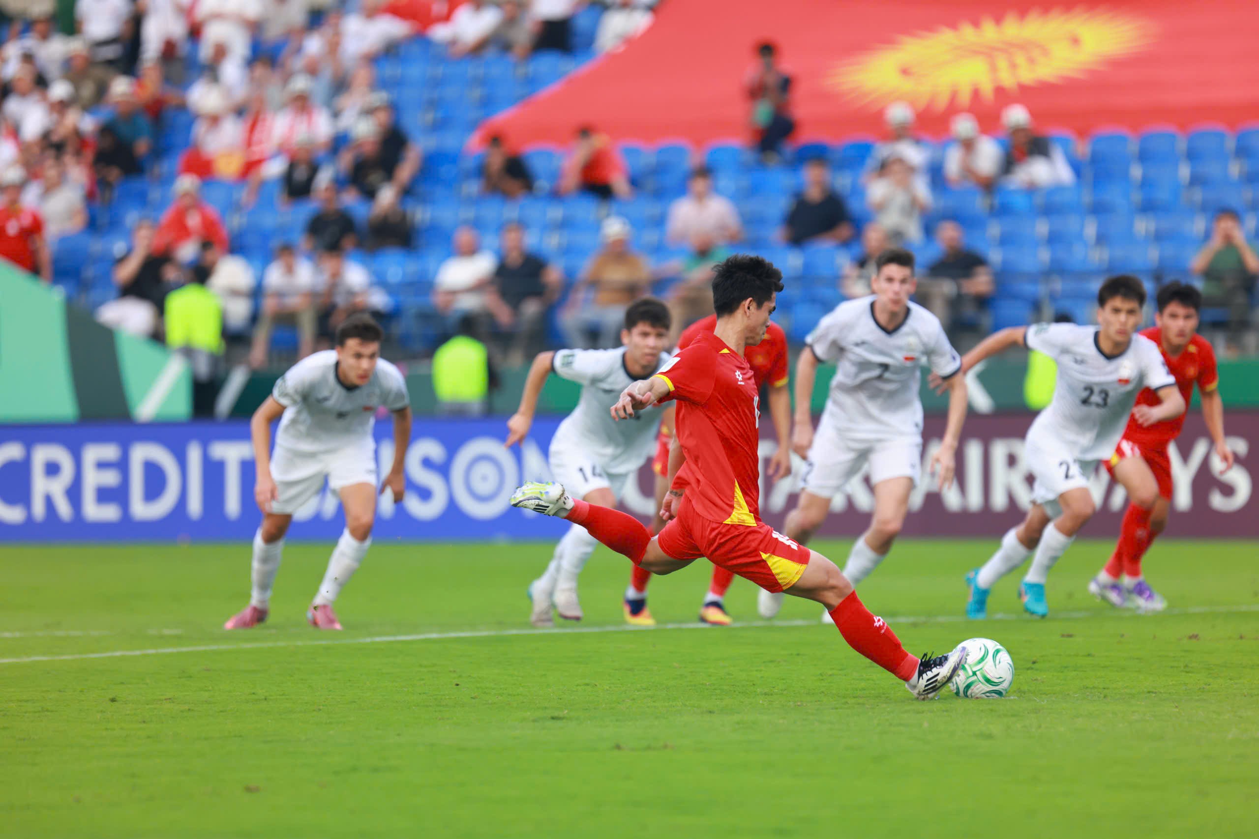 Lê Phát mang lại một quả penalty và Văn Khang thực hiện thành công đưa U23 Việt Nam dẫn trước