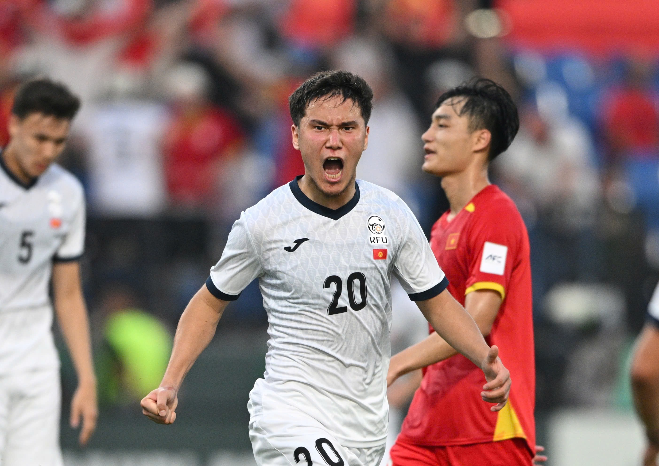 Nhưng một sai lầm của Hiểu Minh đã khiến U23 Kyrgyzstan gỡ hòa 1-1 ở phút 44