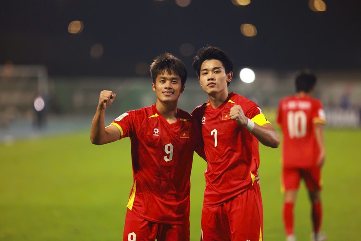 Quốc Việt và Đình Bắc làm nên bàn mở điểm cho U23 Việt Nam