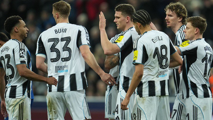 Newcastle&nbsp;sẽ đối đầu với Chelsea hoặc Barcelona ở vòng 1/8