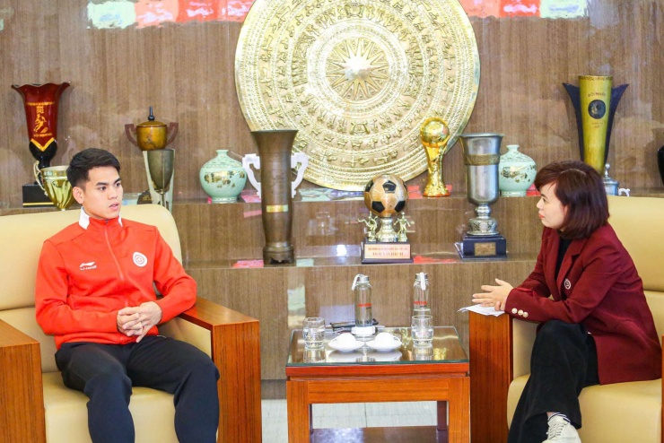 Đội trưởng U23 Việt Nam, Khuất VănKhang&nbsp;trò chuyện với phóng viên Báo điện tử Dân Việt.