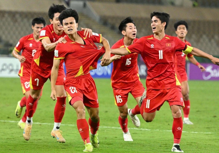 Khoảnh khắc Khuất Văn Khang kịp thờikéo áo Minh Phúc. Ảnh: AFC