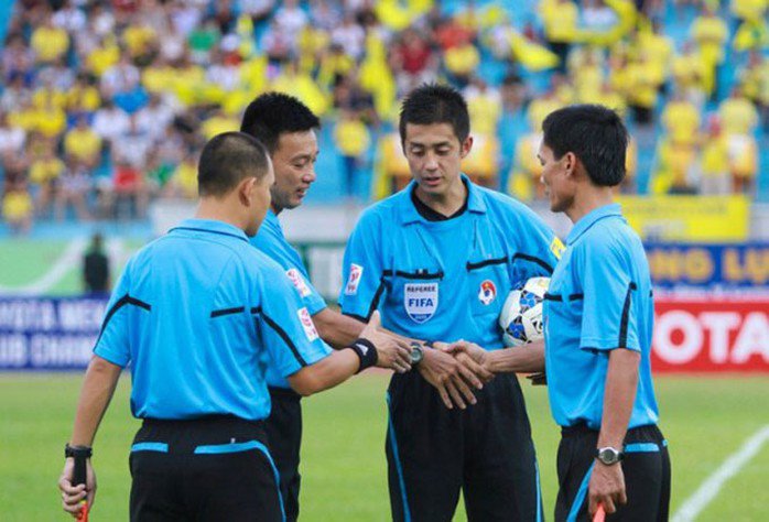 Mời trọng tài ngoại chỉ là giải pháp tình thế để V-League công bằng hơn