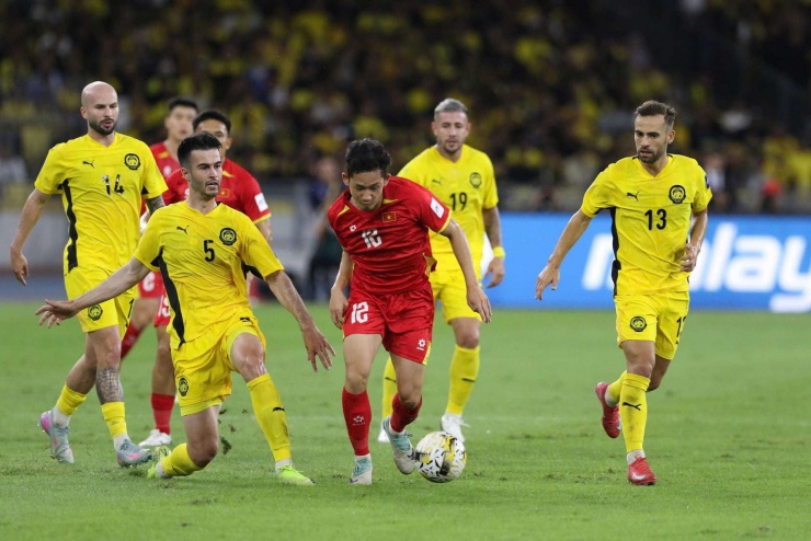 ĐT Malaysia sử dụng 7 cầu thủ nhập tịch sai quy định trong chiến thắng 4-0 trước ĐT Việt Nam hồi tháng 6/2025. Ảnh: VFF.
