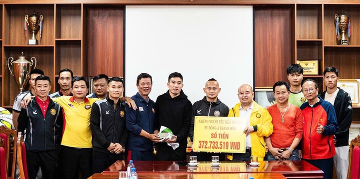 CĐV Thanh Hóa trao số tiền quyên góp để giúp cầu thủ có cái Tết tươm tất hơn.