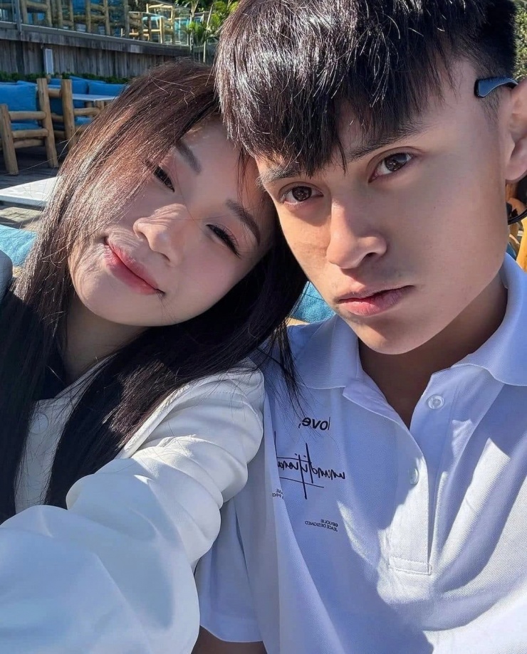Ở U23 Việt Nam, Minh Phúc có hậu phương vững chắc là bạn gái xinh đẹp Hoàng Lan Anh, sinh năm 2004. Cô là TikToker được mến mộ với hơn 3,7 triệu người theo dõi.