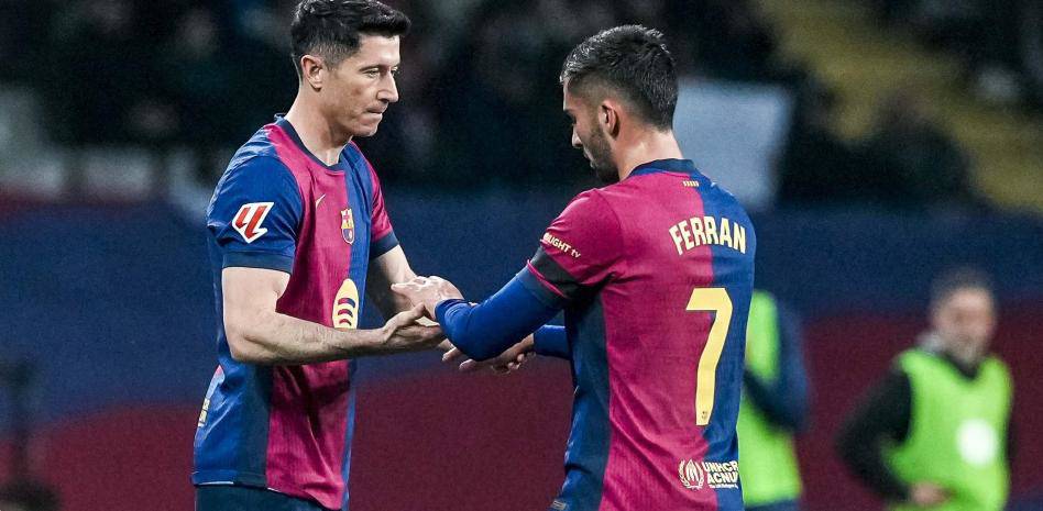 Ferran Torres mùa này thay thế Lewandowski ở vị trí trung phong