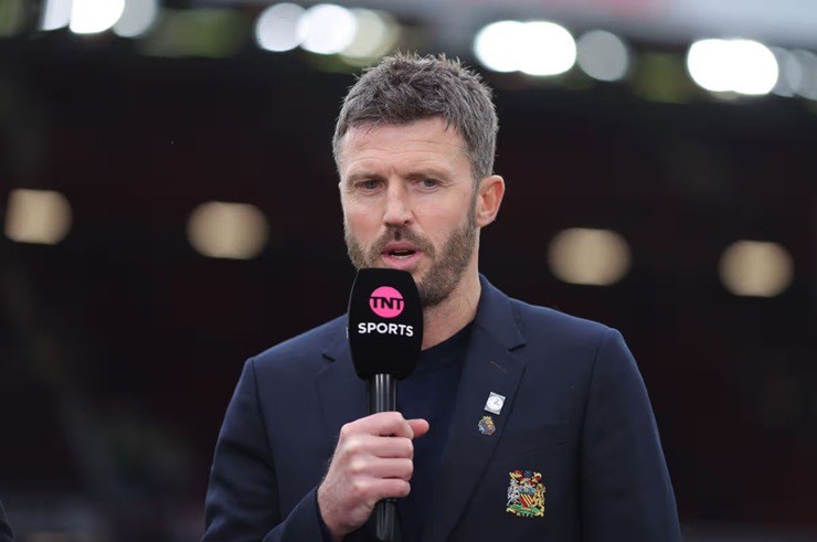 MU thăng hoa: Carrick nhắc tới fan trung thành sắp được cắt tóc sau gần 500 ngày - 1