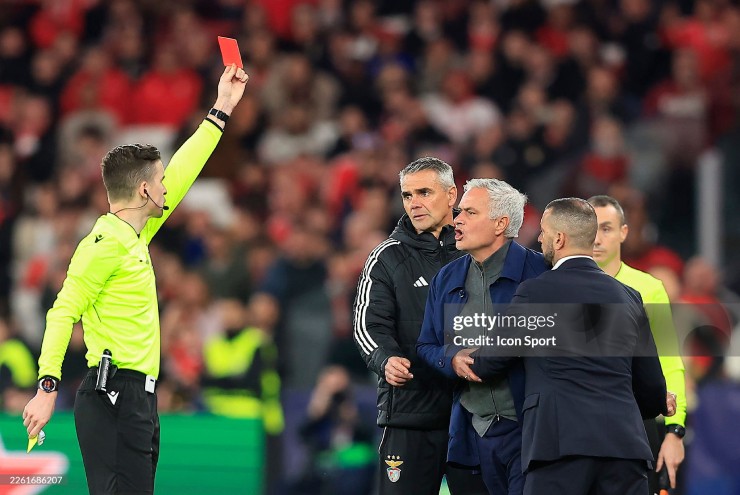 Mourinho nhận thẻ đỏ vì phản ứng với trọng tài