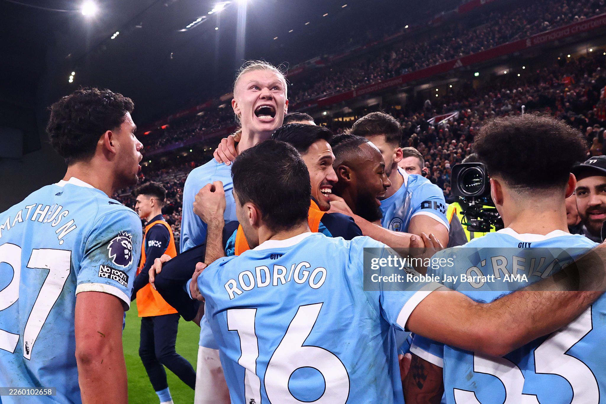 Man City vẫn đang bám đuổi Arsenal