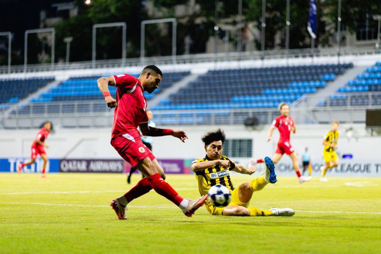 CAHN (áo đỏ)&nbsp;gặp khó trên sân của Tampines