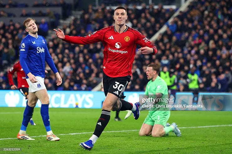 Sesko giúp MU hạ Everton trên sân khách