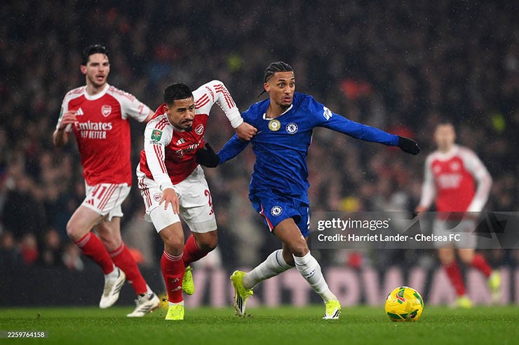 Arsenal (áo đỏ) và Chelsea so tài hấp dẫn