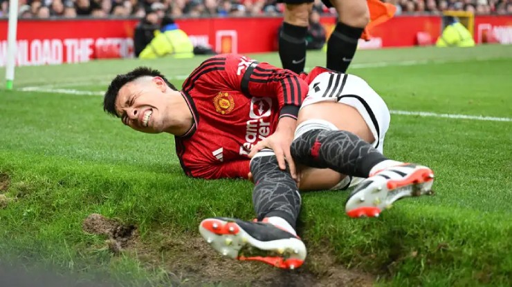 Martinez phải vật lộn với chấn thương từ khi gia nhập MU
