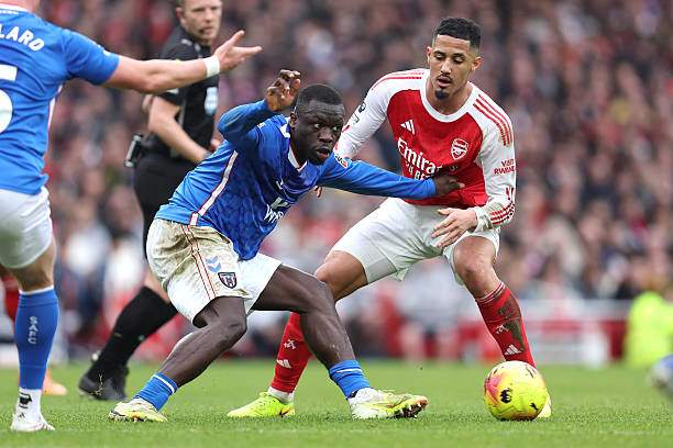 Saliba chật vật kèm Brobbey