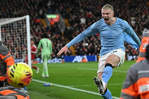 Haaland đánh đầu chuyền cho Bernardo Silva gỡ hòa trước khi sút penalty mang lại 3 điểm cho Man City