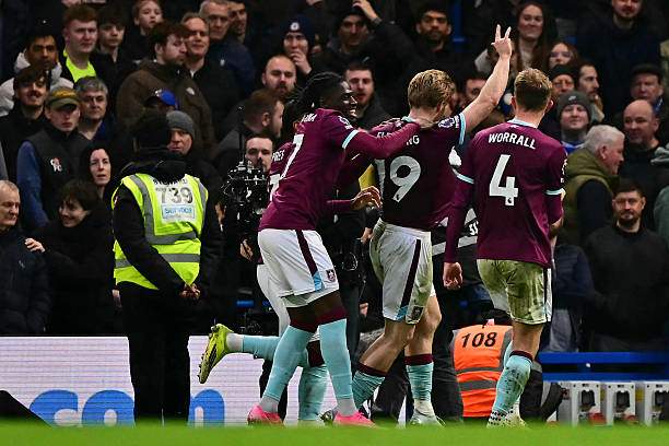 Flemming (số 19) mang lại bàn gỡ hòa cho Burnley từ quả phạt góc