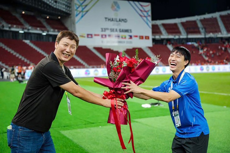 HLV Kim Sang Sik tặng hoa cho Đỗ Anh Văn sau khi U22 Việt Nam giành HCV SEA Games 33. Ảnh NVCC