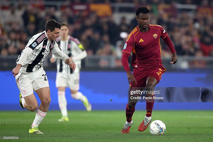 Roma (áo đỏ thẫm) đánh rơi chiến thắng