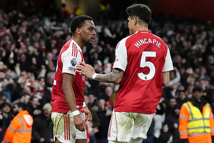 Jurrien Timber (trái) mang về bàn thắng quyết định giúp Arsenal đánh bại Chelsea