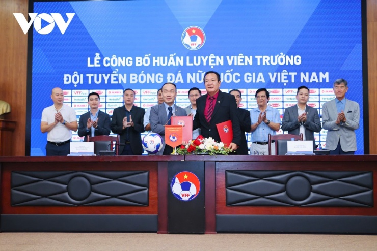 HLV Hoàng Văn Phúc ký hợp đồng với VFF và trở thành tân HLV ĐT nữ Việt Nam