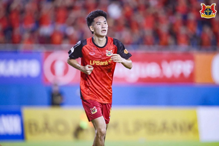 V.League 2025/2026 đang chứng kiến sự trỗi dậy mạnh mẽ của Lê Văn Thuận, tiền đạo 19 tuổi thuộc biên chế Ninh Bình FC. Trong bối cảnh nhiều đồng nghiệp cùng trang lứa vẫn đang nỗ lực tìm kiếm suất đá chính, chân sút trẻ này đã vươn mình trở thành "điểm nổ" quan trọng nhất, trực tiếp định đoạt cục diện các trận đấu gần đây. Ảnh:&nbsp;Ninh Bình FC.