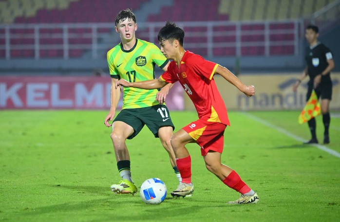 U17 Việt Nam (phải) đang trình diễn một thứ bóng đá có cấu trúc, có ý tưởng và có bản sắc rõ ràng