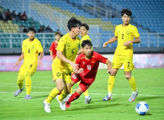 Chu Ngọc Nguyễn Lực (áo đỏ) có vai trò quan trọng trong hệ thống chiến thuật của U17 Việt Nam