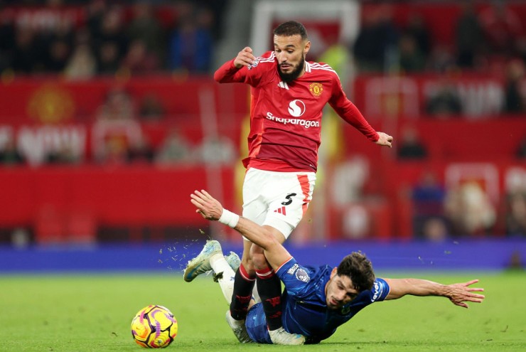 Mazraoui có lần đầu tiên đá trung vệ lệch phải trong sơ đồ 4 hậu vệ của Man United