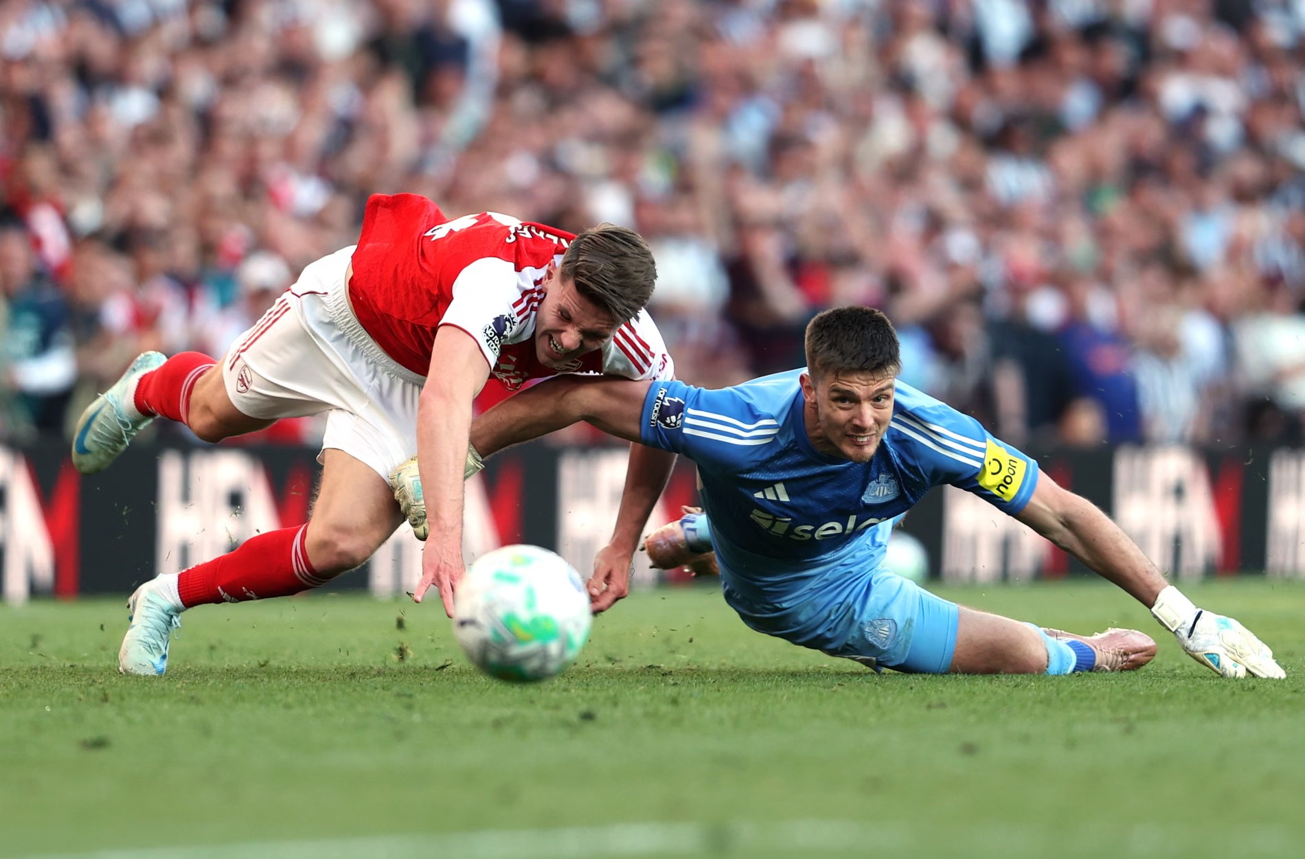 Arteta cho rằng Nick Pope xứng đáng bị đuổi trong tình huống này