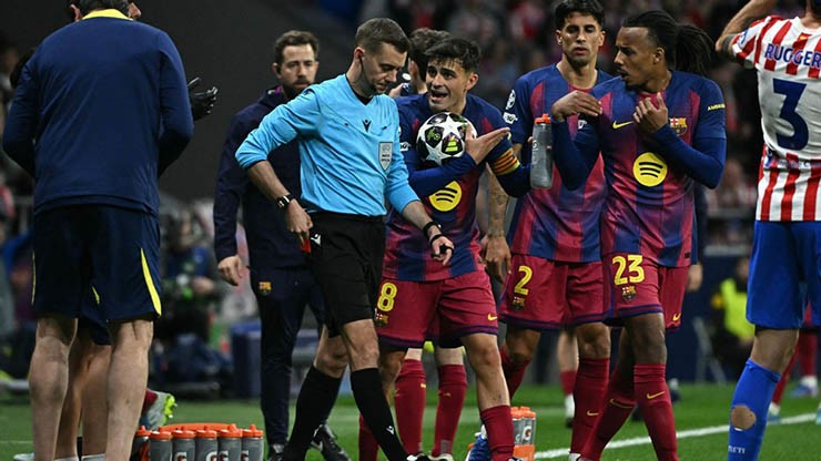 Barca (áo sẫm) không chấp nhận thua đau Atletico