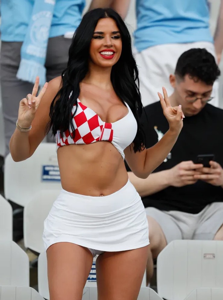 Fan nữ gợi cảm nhất World Cup gây bão khi mặc bikini nhỏ xíu trên sườn núi - 5