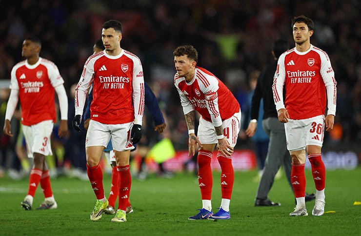 Sự bất ổn bao trùm Arsenal
