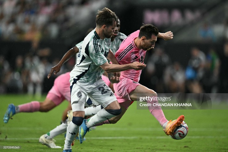 Messi (áo hồng) gặp nhiều khó khăn
