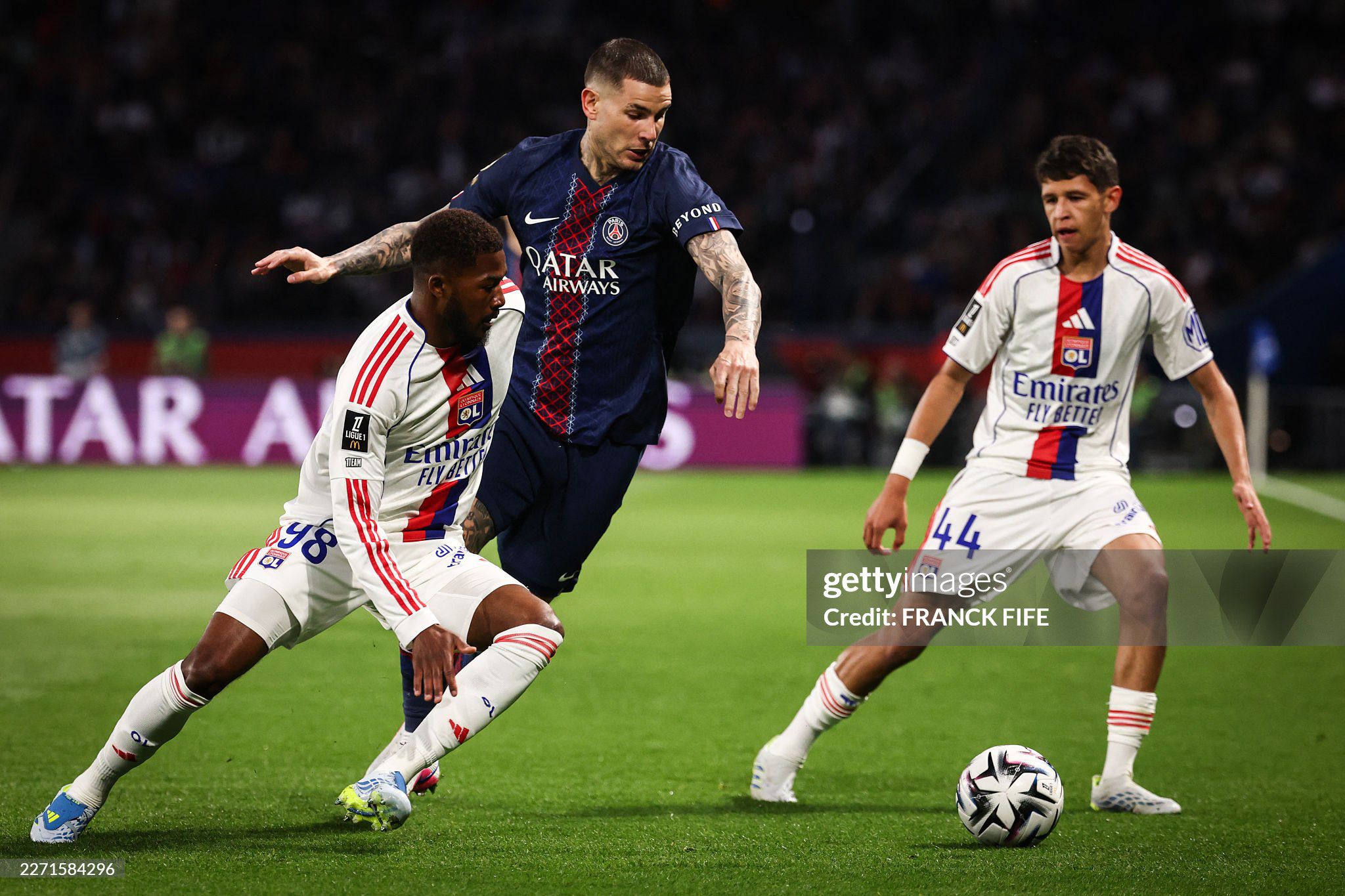 PSG (áo tím than) so tài Lyon