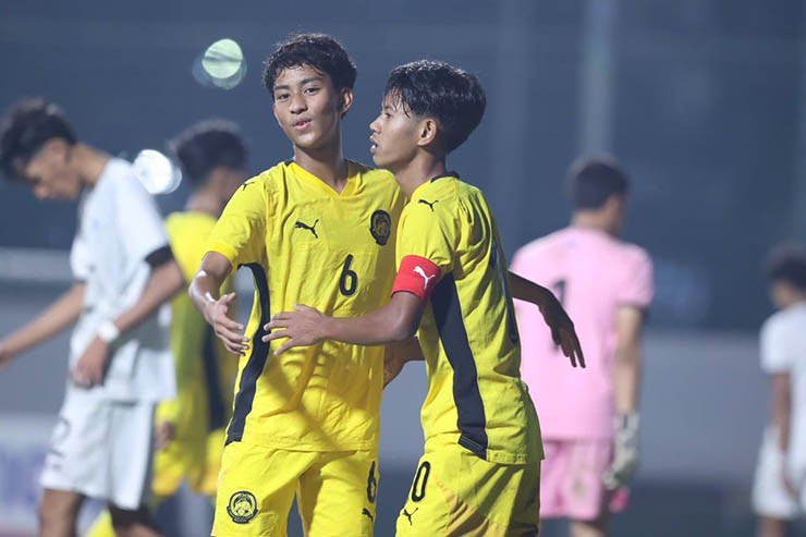 U17 Malaysia (áo vàng) có lợi thế lớn